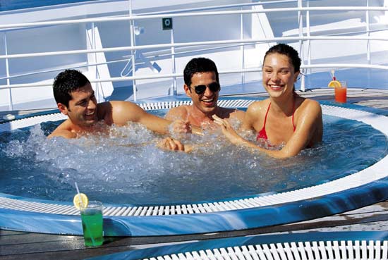  jacuzzi on cruise ship deck